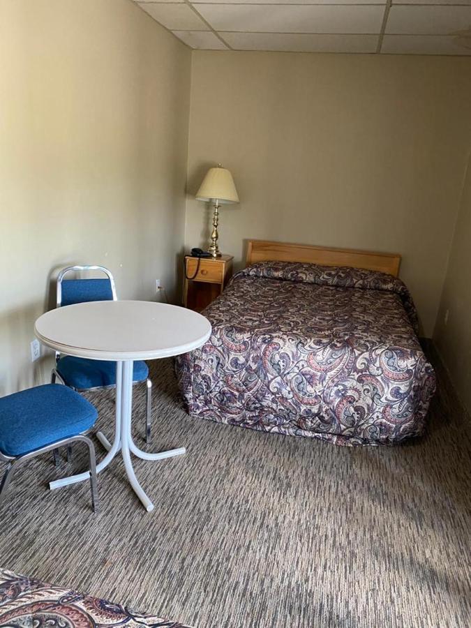 North Adventure Inn Cochrane Экстерьер фото