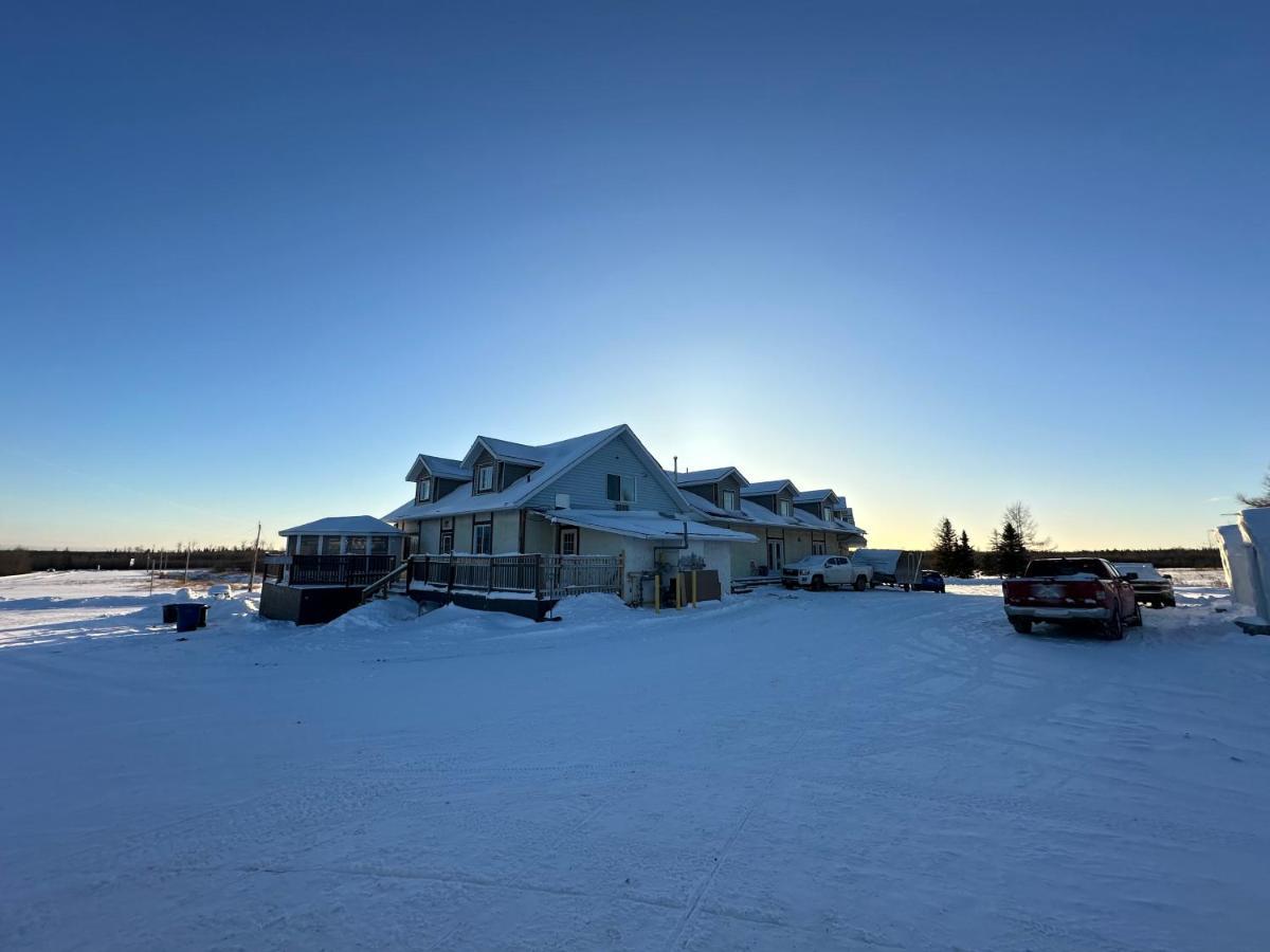 North Adventure Inn Cochrane Экстерьер фото