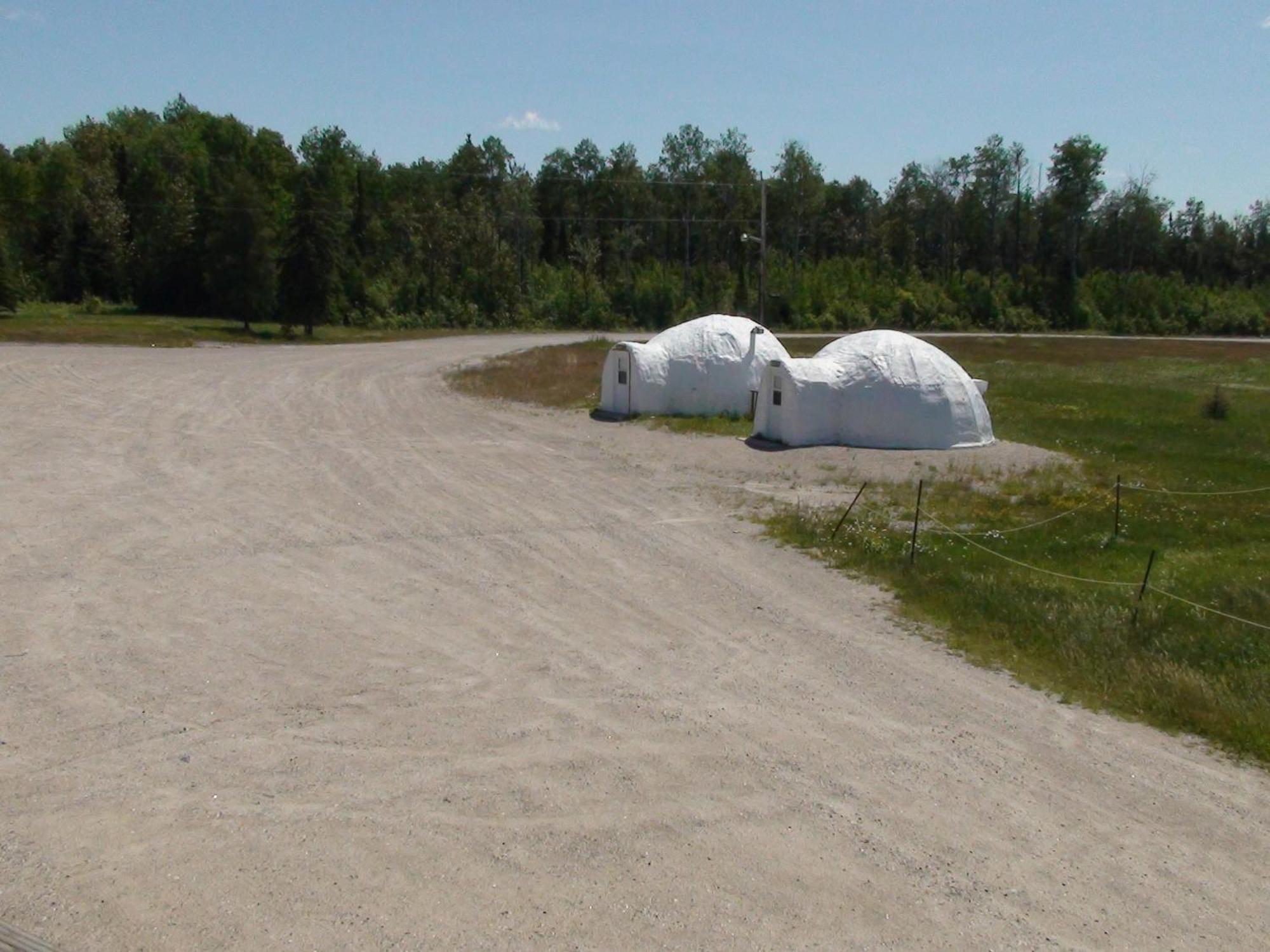 North Adventure Inn Cochrane Экстерьер фото