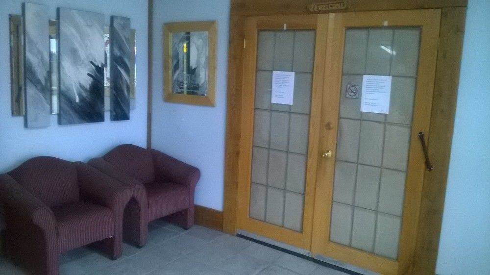 North Adventure Inn Cochrane Экстерьер фото